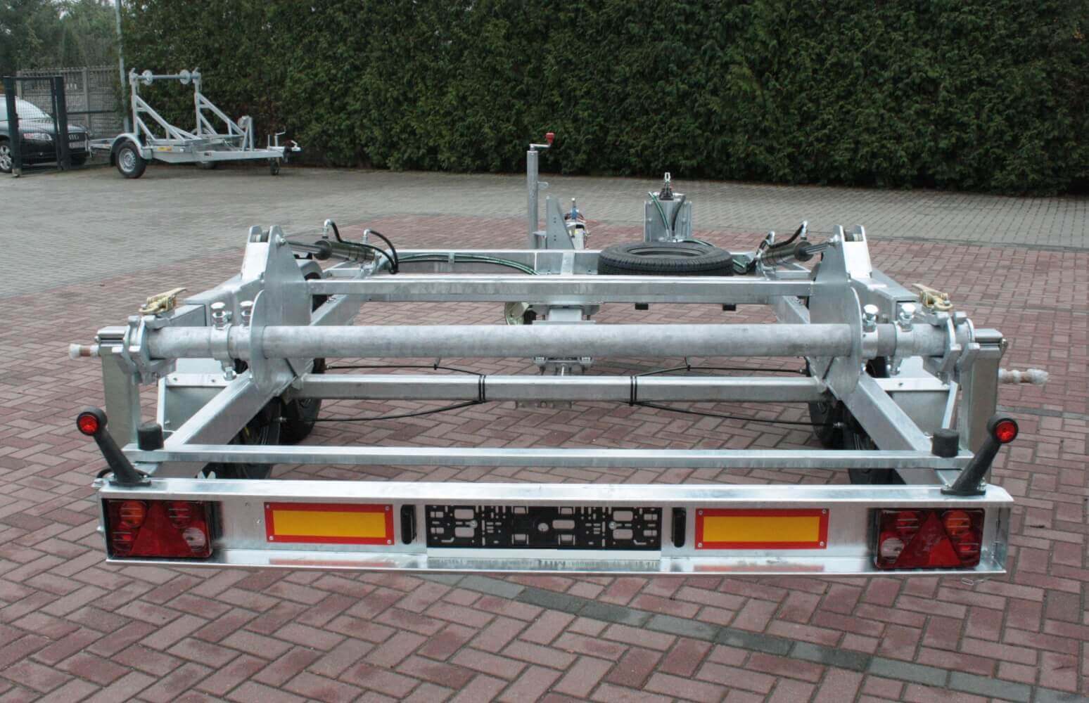 Przyczepa-kablowa-z-wywrotem-bebna-F10.35.1-3500-kg